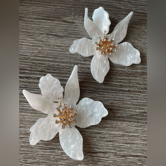 White Flower earrings A259 - Picture 2 of 5